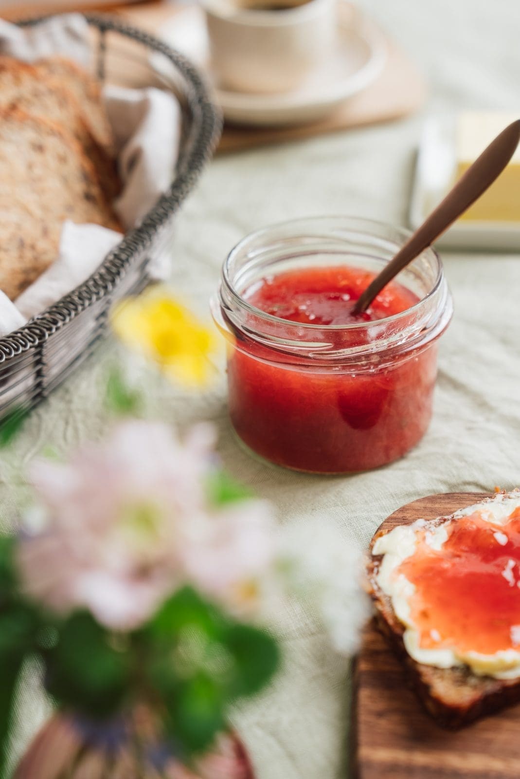 Rhabarber Marmelade Lea 14 | Wir hoffen, ihr könnt noch Rhabarber-Rezepte sehen. Denn wir haben eine neue leckere Rhabarber Marmelade mit Minze und Gin gekocht. Das heißt, eigentlich hat Lea sie gemacht und sie hat uns ganz begeistert von ihrer "Rhabarber-Resteverwertung" erzählt. Da wir uns unseren langersehnten Urlaub auf Mallorca gegönnt haben, hatte Lea ja genügend Zeit, sich im Studio auszutoben. Und herausgekommen ist diese super leckere neue Marmelade, die natürlich in Wirklichkeit ein Fruchtaufstrich ist, da sie nicht aus Zitrusfrüchten besteht und daher den Namen Marmelade nicht "verdient". Aber sei es drum Ihr wisst, nachkochen solltet ihr sie egal wie sie heißt!