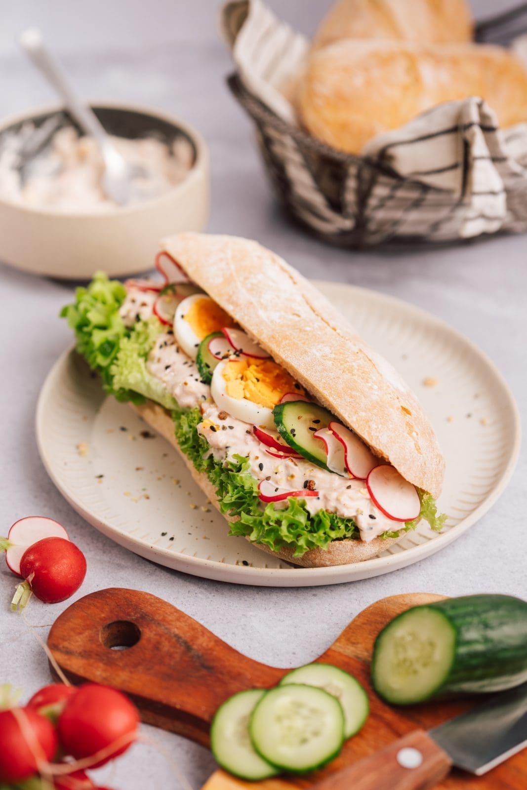 Rezept für knusprige Sandwich-Baguettes. Easy geknetet und ohne Aufwand gegangen. Einfacher geht ein Teig nicht.