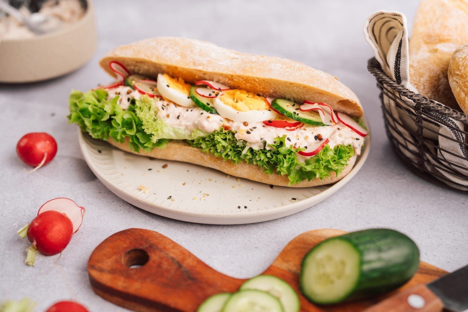 Rezept für knusprige Sandwich-Baguettes. Easy geknetet und ohne Aufwand gegangen. Einfacher geht ein Teig nicht.