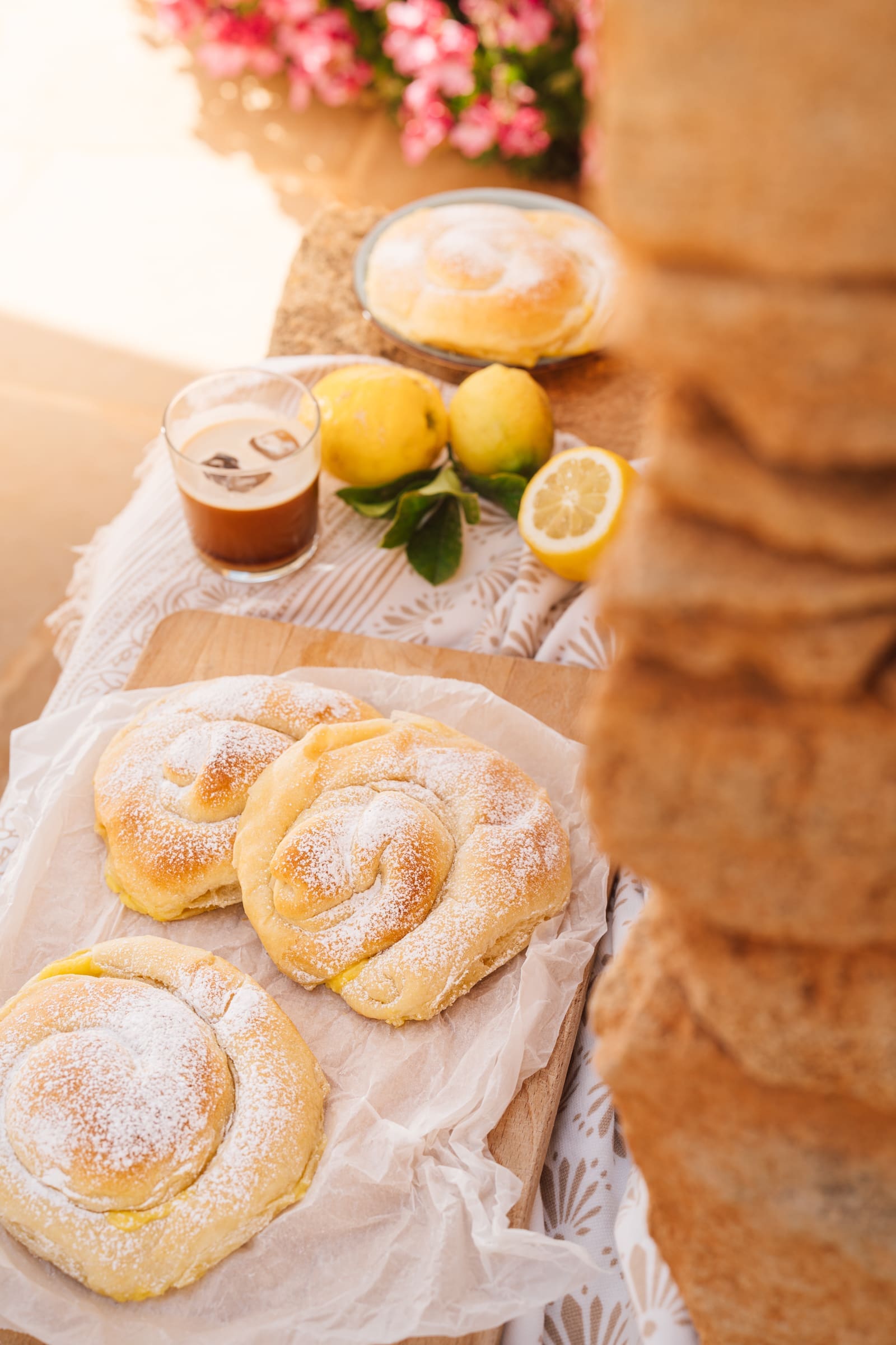 Ensaimadas mit Zitronenfüllung {ohne Schmalz} 1 Ensaimadas Zitrone 18 1 | Wir haben euch ja schon ein wenig von unserer Reise nach Mallorca erzählt und wie begeistert wir von unserem ersten Besuch dort waren. Die Insel wird definitiv in unsere Liste der Wiederholungsreisen aufgenommen werden. In unserem letzten Beitrag haben wir uns um den typischen Mallorquinischen Mandelkuchen gekümmert, der dort Gató de almendras heißt. Dieses Mal haben wir eines der typischten Gebäcke mitgebracht, das es auf Mallorca gibt. Ensaimadas. Eigentlich ein Schmalzgebäck, das schon seit dem 17. Jahrhundert dort gebacken wird.