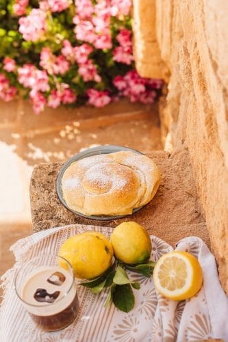 Rezept für Ensaimadas. Das traditionelle Rezept mit Schmalz haben wir mit Butter verändert und mit einem frischen Zitronenpudding gefüllt.
