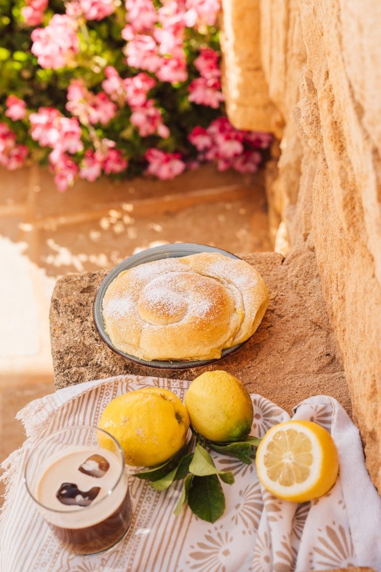 Rezept für Ensaimadas. Das traditionelle Rezept mit Schmalz haben wir mit Butter verändert und mit einem frischen Zitronenpudding gefüllt.