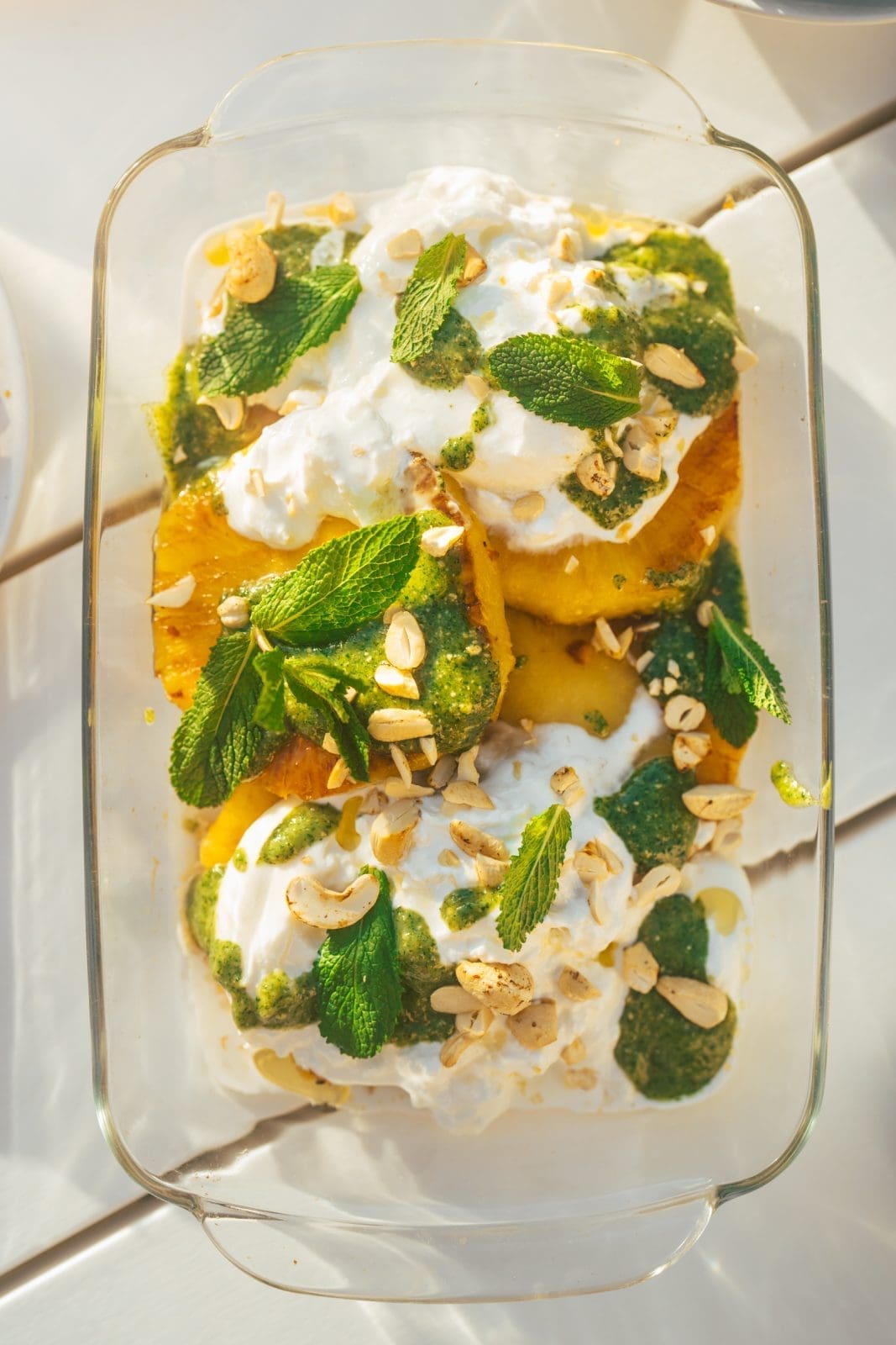 Rezept für gegrillte Ananas mit Burrata und Minzpesto. Unser fixes BBQ-Rezept ist super saftig und fruchtig, mit leckeren Röstaromen vom Grill.