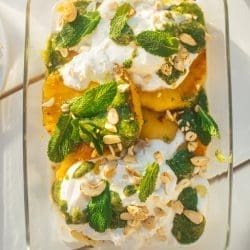 Rezept für gegrillte Ananas mit Burrata und Minzpesto. Unser fixes BBQ-Rezept ist super saftig und fruchtig, mit leckeren Röstaromen vom Grill.