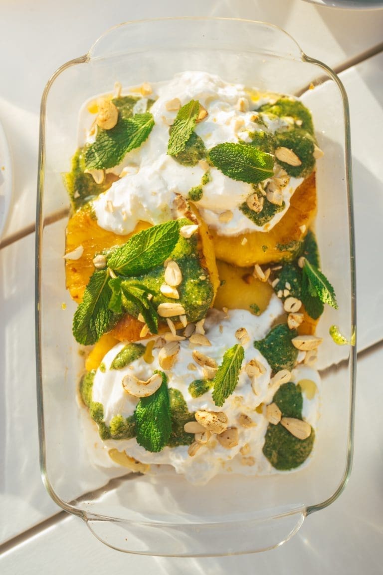 Rezept für gegrillte Ananas mit Burrata und Minzpesto. Unser fixes BBQ-Rezept ist super saftig und fruchtig, mit leckeren Röstaromen vom Grill.