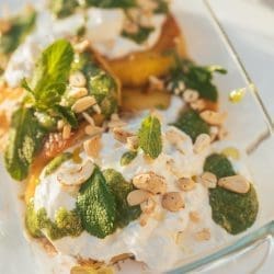 Gegrillte Ananas mit Burrata Minzpesto 6 1 | Gegrillte Ananas mit Burrata und Minzpesto. Klingt gar nicht mal so spanisch? Für uns war es das aber. Deshalb zeigen wir euch mit unserem neuen Rezept den Abschluss unserer kleinen Mallorca-Kulinarik-Wochen. Den Auftakt hat ja unser saftiger mallorquinischer Mandelkuchen gemacht, der unglaublich gut bei euch angekommen ist. So viele haben ihn in den 2 Wochen schon nachgebacken und es kamen so viele Nachrichten. Vielen Dank dafür. Auch unser zweites Rezept für unsere Ensaimadas mit Zitronenfüllung haben euch so gut gefallen, dass auch sie bereits in der letzten Woche bei einigen von euch auf dem Tisch gelandet sind. Wir sind super happy. Daher jetzt unser Abschluss. Auch wenn er eher an Italien erinnert.
