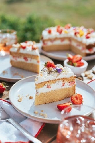 Gross Erdbeerkuchen mit Rumsahne 11 | Ihr habt uns ja vielleicht ein wenig auf unserer tollen Reise nach Fanø verfolgt, die wir gemeinsam mit Maja von moyeskitchen und Simone von S-Küche gemacht haben. Wie jedes Mal, wenn wir dort für den Toursimusverband "Visit Denmark" in den verschiedenen Regionen des Landes unterwegs sein dürfen, haben wir auch wieder am letzten Tag gemeinsam in usnerem wunderschönen Ferienhaus in der Küche gewerkelt. Dabei verwenden wir immer auch Produkte, die wir von den heimischen Produzenten, Landwirten etc. mitgenommen haben. Auf Fanø ist die Vegetation eher ein wenig rauher und somit gibt es keine Landwirte, die Gemüse und Obst anbauen. Aber dennoch gab es viel zu entdecken. Dazu werden wir euch in den näcshten Wochen noch in einem schönen Reisebericht erzählen. Heute geht es erst einmal um unsere Erdbeertorte mit Rumcreme, die wir am Kochtag gebacken haben.