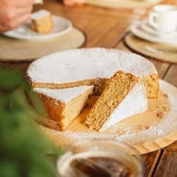 Saftiger mallorquinischer Mandelkuchen - Ein Rezept ganz ohne Mehl 15 Mallorquinischer Mandelkuchen 4 | Das Mandelkuchen-Rezept, das uns auf Mallorca begeistert hat! Wir zeigen euch, wie ihr diesen saftigen Klassiker ganz einfach zu Hause nachbacken könnt. So schmeckt der Urlaub!