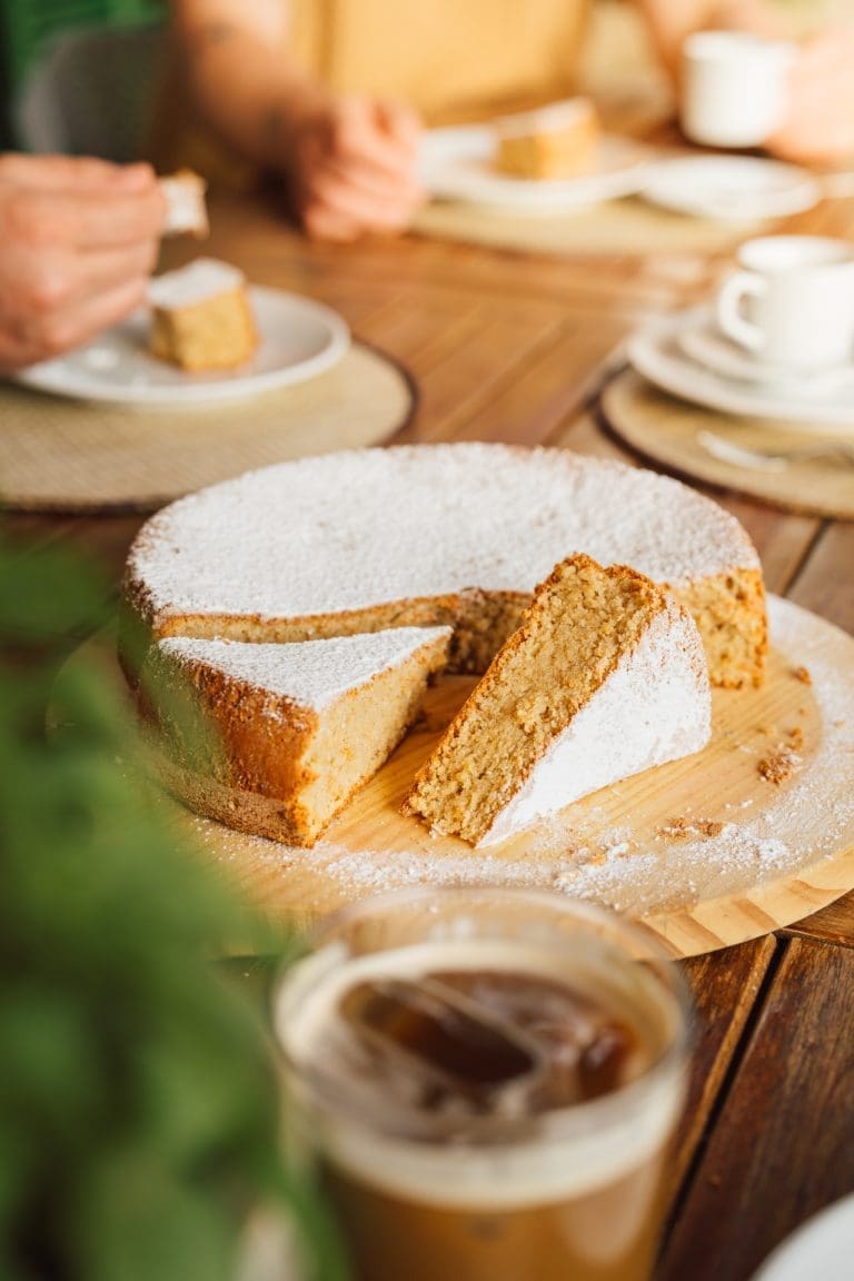 Mallorquinischer Mandelkuchen 4 | Wenn uns eine Sache verbindet, dann ist es der Sonntagnachmittag mit Kaffee, Kuchen und der Frage: „Wer schneidet an?“ Aus genau dieser Liebe ist über die Jahre eine ziemlich große Sammlung geworden – mal schnell vom Blech, mal sonntäglich aus der Springform, mal nach einem Rezept, das schon Oma Lore in ihrer Kölner Küche gebacken hat.