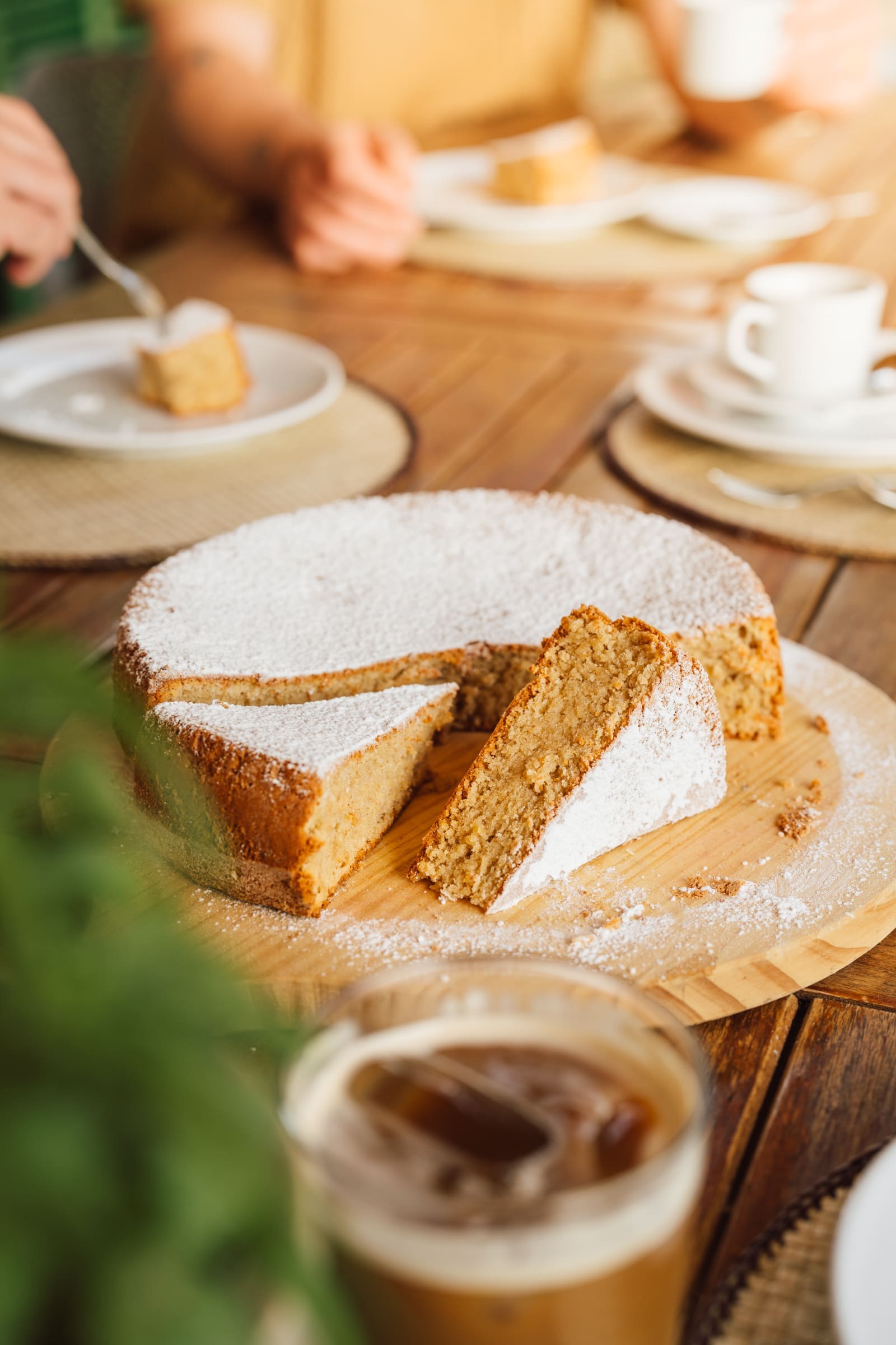 Saftiger mallorquinischer Mandelkuchen - Ein Rezept ganz ohne Mehl 14 Mallorquinischer Mandelkuchen 5 | Das Mandelkuchen-Rezept, das uns auf Mallorca begeistert hat! Wir zeigen euch, wie ihr diesen saftigen Klassiker ganz einfach zu Hause nachbacken könnt. So schmeckt der Urlaub!