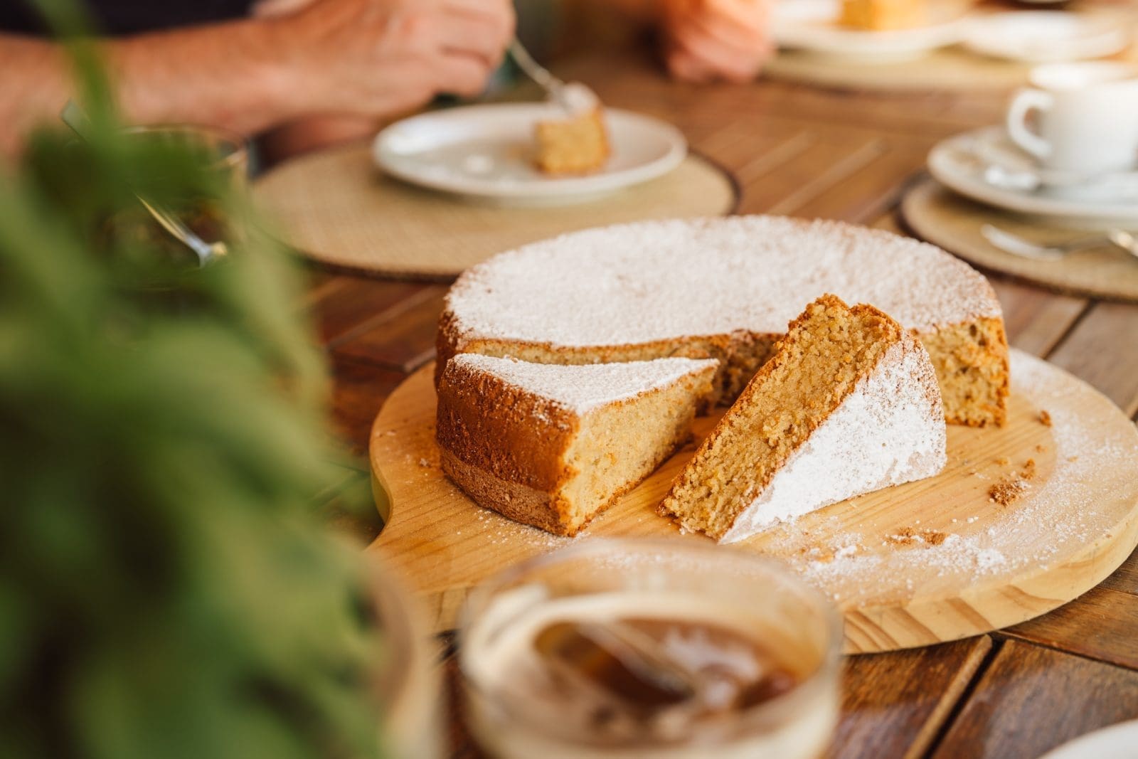 Saftiger mallorquinischer Mandelkuchen - Ein Rezept ganz ohne Mehl 10 Mallorquinischer Mandelkuchen 6 | Das Mandelkuchen-Rezept, das uns auf Mallorca begeistert hat! Wir zeigen euch, wie ihr diesen saftigen Klassiker ganz einfach zu Hause nachbacken könnt. So schmeckt der Urlaub!