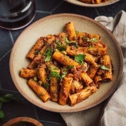 Pasta alla Puttanesca mit Thunfisch 7 Rezept für Pasta alla Puttanesca mit Thunfisch. Wir haben gleich 2x mit der Tradition gebrochen. Keiune Spaghetti und mit Thunfisch.