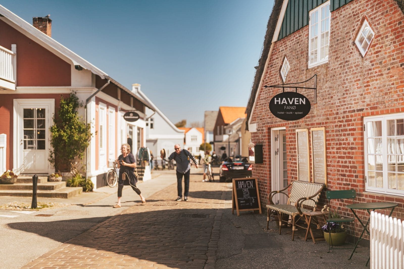 Fano Daenemark 100 | Willkommen zu unserem neuesten Reiseabenteuer in Dänemark! Es ging nach Fanø, einer wunerschönen Insel in der Nordsee vor der Westküste Dänemarks. Maja von moey's Kitchen, Simone von der S-Küche und wir waren sofort gepackt von der tollen Atmosphäre der Insel – eine Mischung aus unberührter Natur, historischen Dörfern und einer tief verwurzelten maritimen Geschichte. Fanø ist ein Ort, an dem die Zeit stillzustehen scheint und die Hektik des Alltags in ganz ganz weite Ferne rückt. UND auf der man ausgezeichnet Schlemmen kann!
