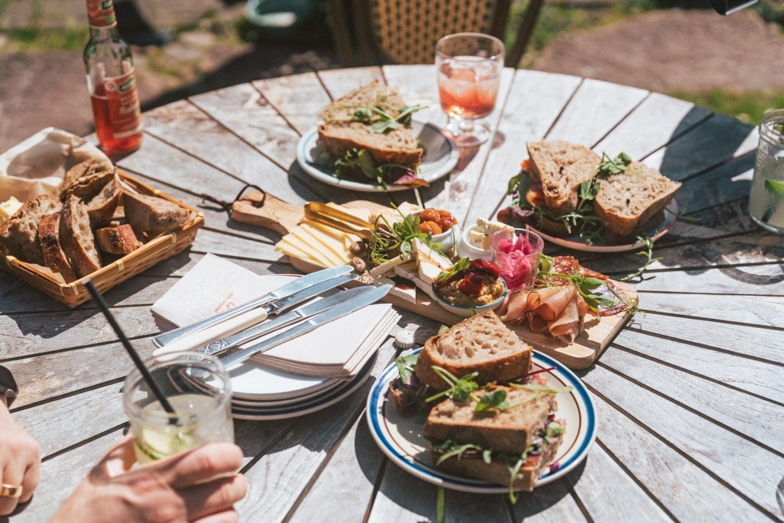 Fano Daenemark 106 | Willkommen zu unserem neuesten Reiseabenteuer in Dänemark! Es ging nach Fanø, einer wunerschönen Insel in der Nordsee vor der Westküste Dänemarks. Maja von moey's Kitchen, Simone von der S-Küche und wir waren sofort gepackt von der tollen Atmosphäre der Insel – eine Mischung aus unberührter Natur, historischen Dörfern und einer tief verwurzelten maritimen Geschichte. Fanø ist ein Ort, an dem die Zeit stillzustehen scheint und die Hektik des Alltags in ganz ganz weite Ferne rückt. UND auf der man ausgezeichnet Schlemmen kann!