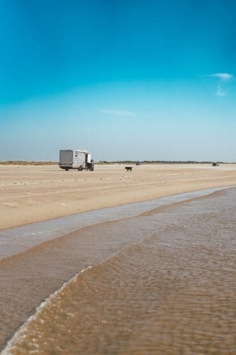 Fano Daenemark 11 | Willkommen zu unserem neuesten Reiseabenteuer in Dänemark! Es ging nach Fanø, einer wunerschönen Insel in der Nordsee vor der Westküste Dänemarks. Maja von moey's Kitchen, Simone von der S-Küche und wir waren sofort gepackt von der tollen Atmosphäre der Insel – eine Mischung aus unberührter Natur, historischen Dörfern und einer tief verwurzelten maritimen Geschichte. Fanø ist ein Ort, an dem die Zeit stillzustehen scheint und die Hektik des Alltags in ganz ganz weite Ferne rückt. UND auf der man ausgezeichnet Schlemmen kann!
