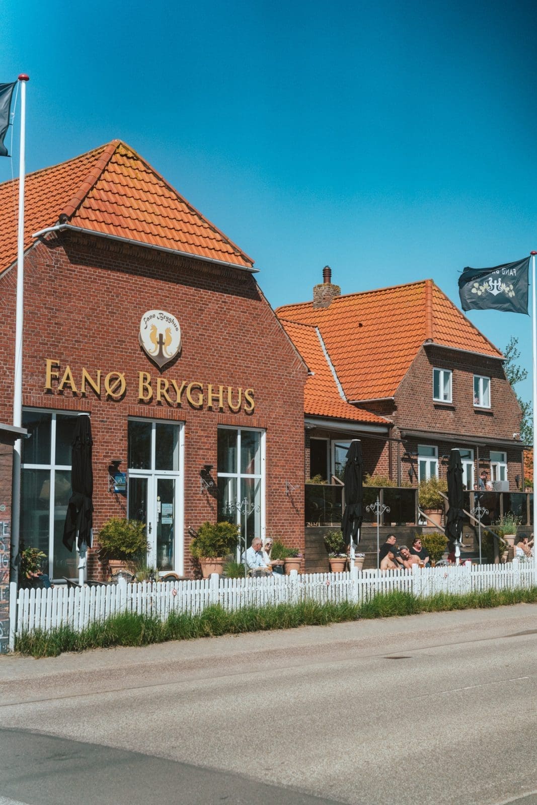 Fano Daenemark 112 | Willkommen zu unserem neuesten Reiseabenteuer in Dänemark! Es ging nach Fanø, einer wunerschönen Insel in der Nordsee vor der Westküste Dänemarks. Maja von moey's Kitchen, Simone von der S-Küche und wir waren sofort gepackt von der tollen Atmosphäre der Insel – eine Mischung aus unberührter Natur, historischen Dörfern und einer tief verwurzelten maritimen Geschichte. Fanø ist ein Ort, an dem die Zeit stillzustehen scheint und die Hektik des Alltags in ganz ganz weite Ferne rückt. UND auf der man ausgezeichnet Schlemmen kann!