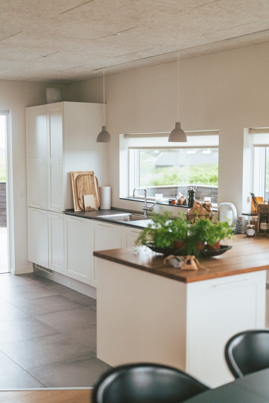 Fano Daenemark 128 | Willkommen zu unserem neuesten Reiseabenteuer in Dänemark! Es ging nach Fanø, einer wunerschönen Insel in der Nordsee vor der Westküste Dänemarks. Maja von moey's Kitchen, Simone von der S-Küche und wir waren sofort gepackt von der tollen Atmosphäre der Insel – eine Mischung aus unberührter Natur, historischen Dörfern und einer tief verwurzelten maritimen Geschichte. Fanø ist ein Ort, an dem die Zeit stillzustehen scheint und die Hektik des Alltags in ganz ganz weite Ferne rückt. UND auf der man ausgezeichnet Schlemmen kann!