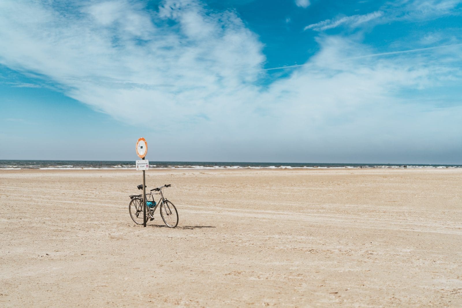 Fano Daenemark 138 | Willkommen zu unserem neuesten Reiseabenteuer in Dänemark! Es ging nach Fanø, einer wunerschönen Insel in der Nordsee vor der Westküste Dänemarks. Maja von moey's Kitchen, Simone von der S-Küche und wir waren sofort gepackt von der tollen Atmosphäre der Insel – eine Mischung aus unberührter Natur, historischen Dörfern und einer tief verwurzelten maritimen Geschichte. Fanø ist ein Ort, an dem die Zeit stillzustehen scheint und die Hektik des Alltags in ganz ganz weite Ferne rückt. UND auf der man ausgezeichnet Schlemmen kann!