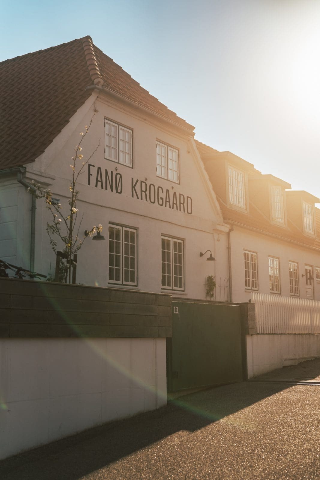 Fano Daenemark 18 | Willkommen zu unserem neuesten Reiseabenteuer in Dänemark! Es ging nach Fanø, einer wunerschönen Insel in der Nordsee vor der Westküste Dänemarks. Maja von moey's Kitchen, Simone von der S-Küche und wir waren sofort gepackt von der tollen Atmosphäre der Insel – eine Mischung aus unberührter Natur, historischen Dörfern und einer tief verwurzelten maritimen Geschichte. Fanø ist ein Ort, an dem die Zeit stillzustehen scheint und die Hektik des Alltags in ganz ganz weite Ferne rückt. UND auf der man ausgezeichnet Schlemmen kann!