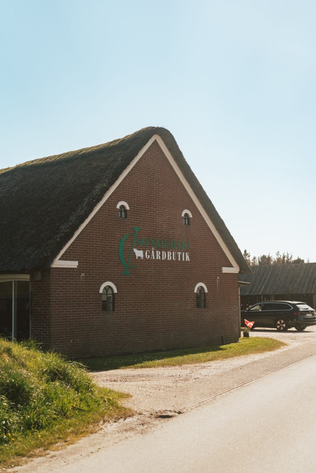 Fano Daenemark 68 | Willkommen zu unserem neuesten Reiseabenteuer in Dänemark! Es ging nach Fanø, einer wunerschönen Insel in der Nordsee vor der Westküste Dänemarks. Maja von moey's Kitchen, Simone von der S-Küche und wir waren sofort gepackt von der tollen Atmosphäre der Insel – eine Mischung aus unberührter Natur, historischen Dörfern und einer tief verwurzelten maritimen Geschichte. Fanø ist ein Ort, an dem die Zeit stillzustehen scheint und die Hektik des Alltags in ganz ganz weite Ferne rückt. UND auf der man ausgezeichnet Schlemmen kann!