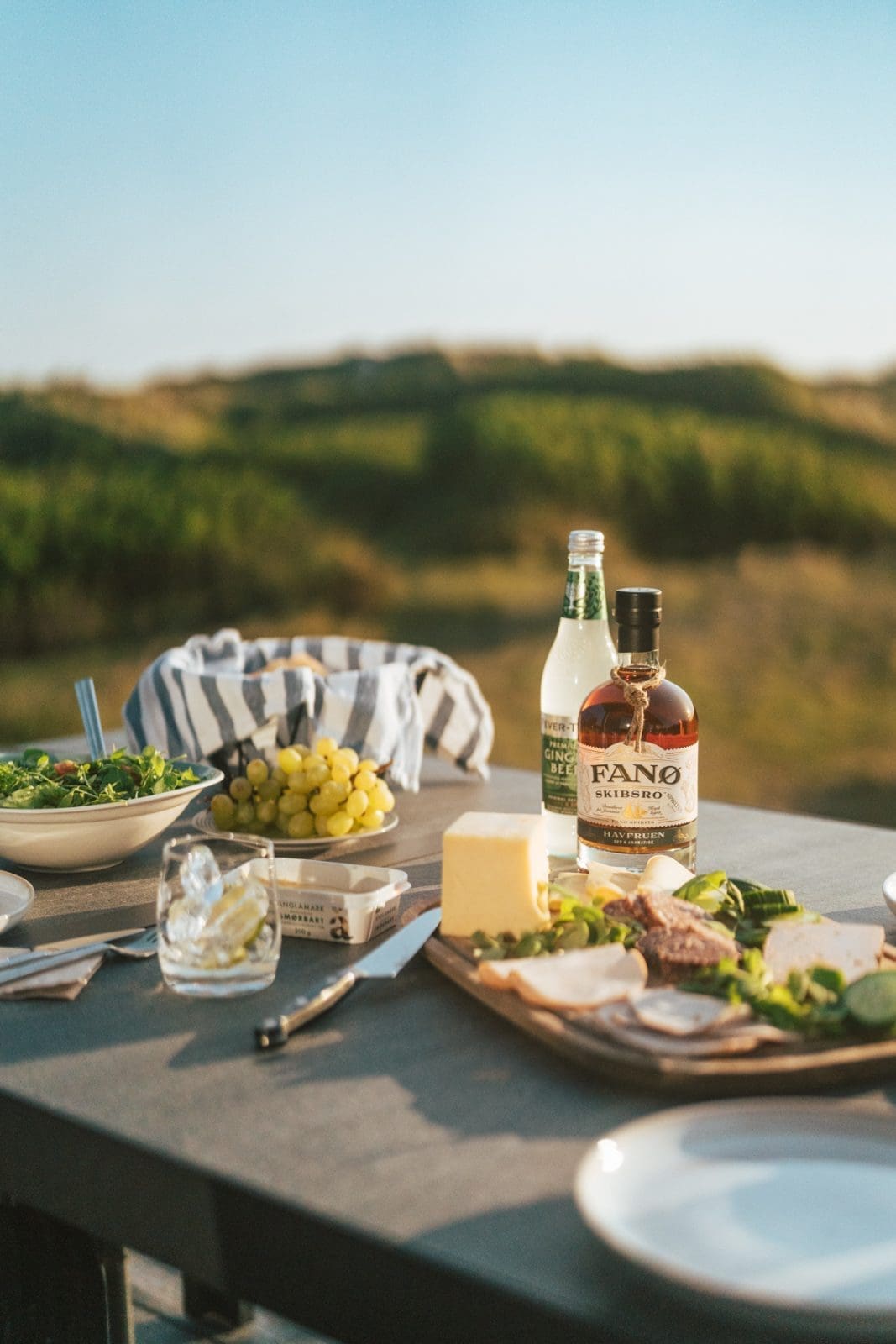 Fano Daenemark 76 | Willkommen zu unserem neuesten Reiseabenteuer in Dänemark! Es ging nach Fanø, einer wunerschönen Insel in der Nordsee vor der Westküste Dänemarks. Maja von moey's Kitchen, Simone von der S-Küche und wir waren sofort gepackt von der tollen Atmosphäre der Insel – eine Mischung aus unberührter Natur, historischen Dörfern und einer tief verwurzelten maritimen Geschichte. Fanø ist ein Ort, an dem die Zeit stillzustehen scheint und die Hektik des Alltags in ganz ganz weite Ferne rückt. UND auf der man ausgezeichnet Schlemmen kann!