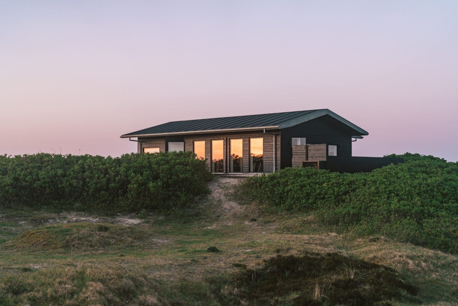 Fano Daenemark 84 | Willkommen zu unserem neuesten Reiseabenteuer in Dänemark! Es ging nach Fanø, einer wunerschönen Insel in der Nordsee vor der Westküste Dänemarks. Maja von moey's Kitchen, Simone von der S-Küche und wir waren sofort gepackt von der tollen Atmosphäre der Insel – eine Mischung aus unberührter Natur, historischen Dörfern und einer tief verwurzelten maritimen Geschichte. Fanø ist ein Ort, an dem die Zeit stillzustehen scheint und die Hektik des Alltags in ganz ganz weite Ferne rückt. UND auf der man ausgezeichnet Schlemmen kann!