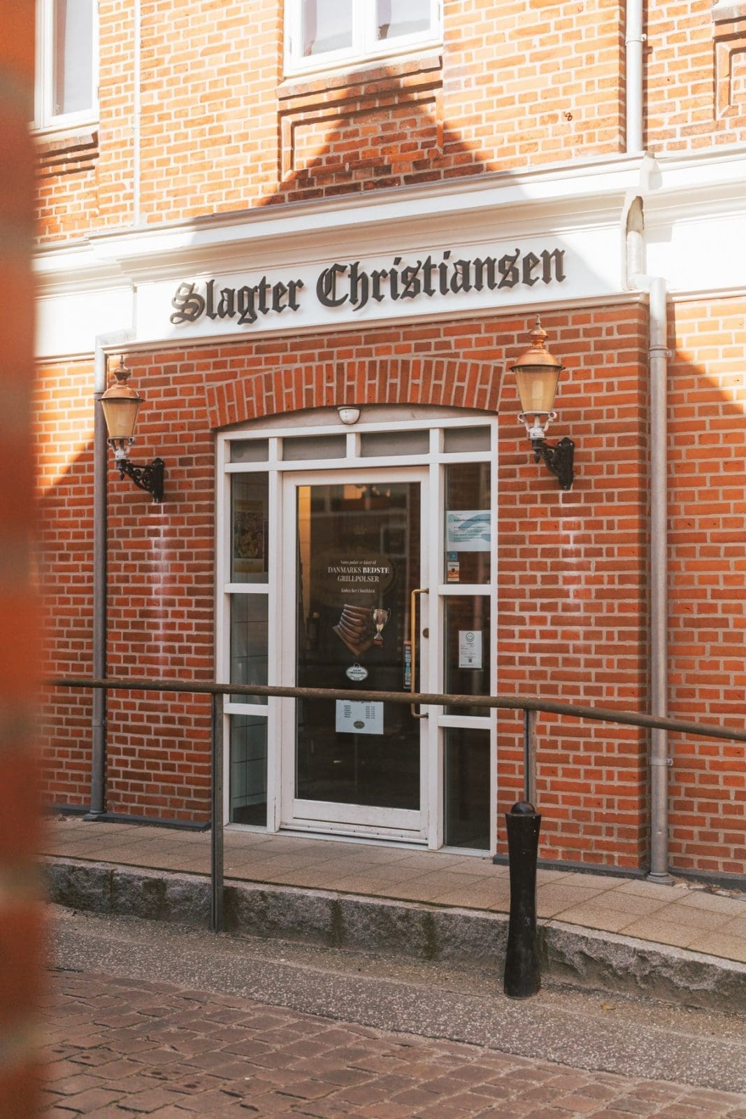 Fano Daenemark 87 | Willkommen zu unserem neuesten Reiseabenteuer in Dänemark! Es ging nach Fanø, einer wunerschönen Insel in der Nordsee vor der Westküste Dänemarks. Maja von moey's Kitchen, Simone von der S-Küche und wir waren sofort gepackt von der tollen Atmosphäre der Insel – eine Mischung aus unberührter Natur, historischen Dörfern und einer tief verwurzelten maritimen Geschichte. Fanø ist ein Ort, an dem die Zeit stillzustehen scheint und die Hektik des Alltags in ganz ganz weite Ferne rückt. UND auf der man ausgezeichnet Schlemmen kann!