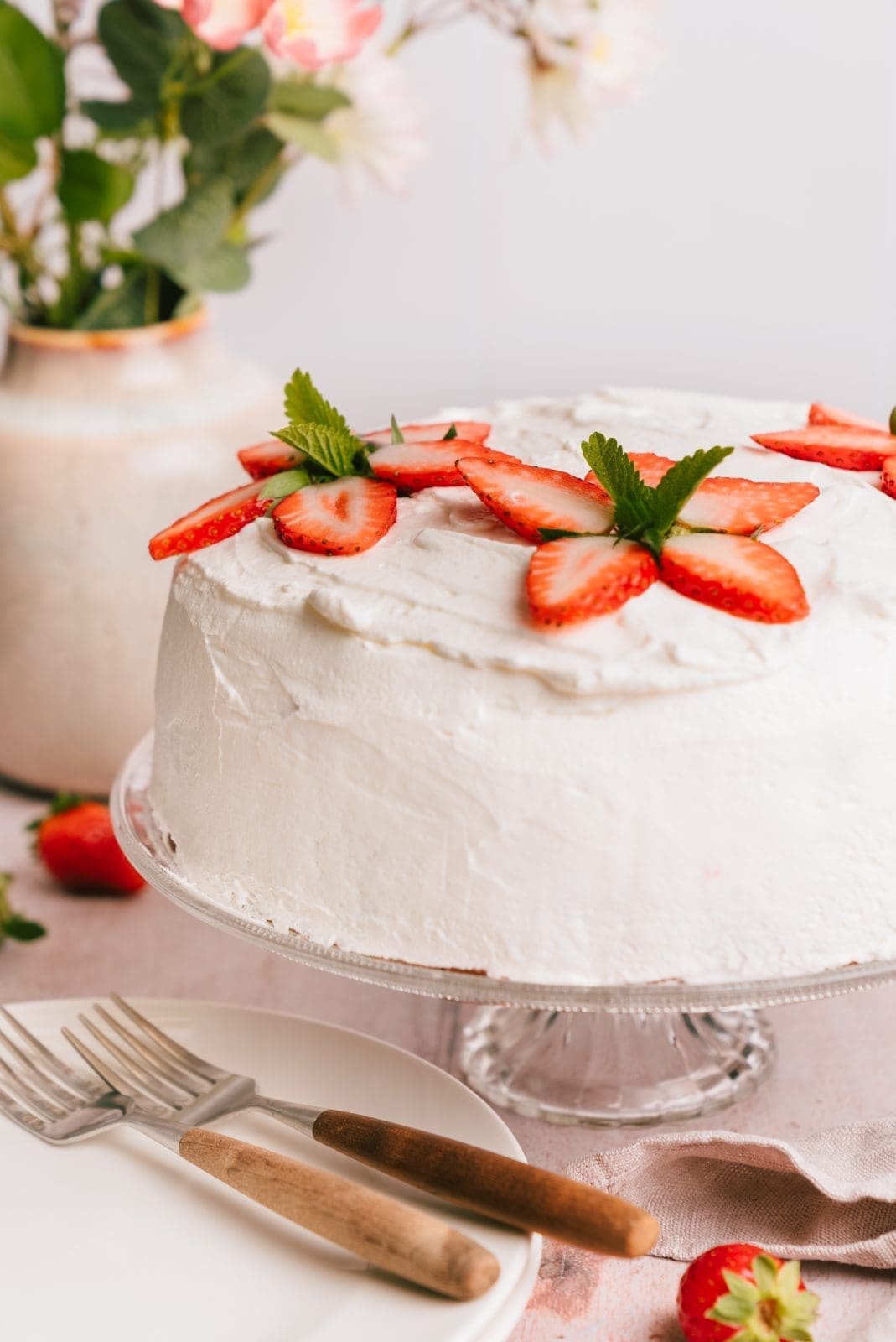Rezept für eine Erdbeeer-Mohn-Torte. Mit einem Schokomürbe- und einem Mohnboden und viel Erdbeere und Joghurt-Sahne, unsere Erdbeertorte 2024.