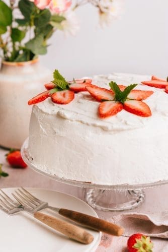 Erdbeer-Mohn-Torte 3 Rezept für eine Erdbeeer-Mohn-Torte. Mit einem Schokomürbe- und einem Mohnboden und viel Erdbeere und Joghurt-Sahne, unsere Erdbeertorte 2024.