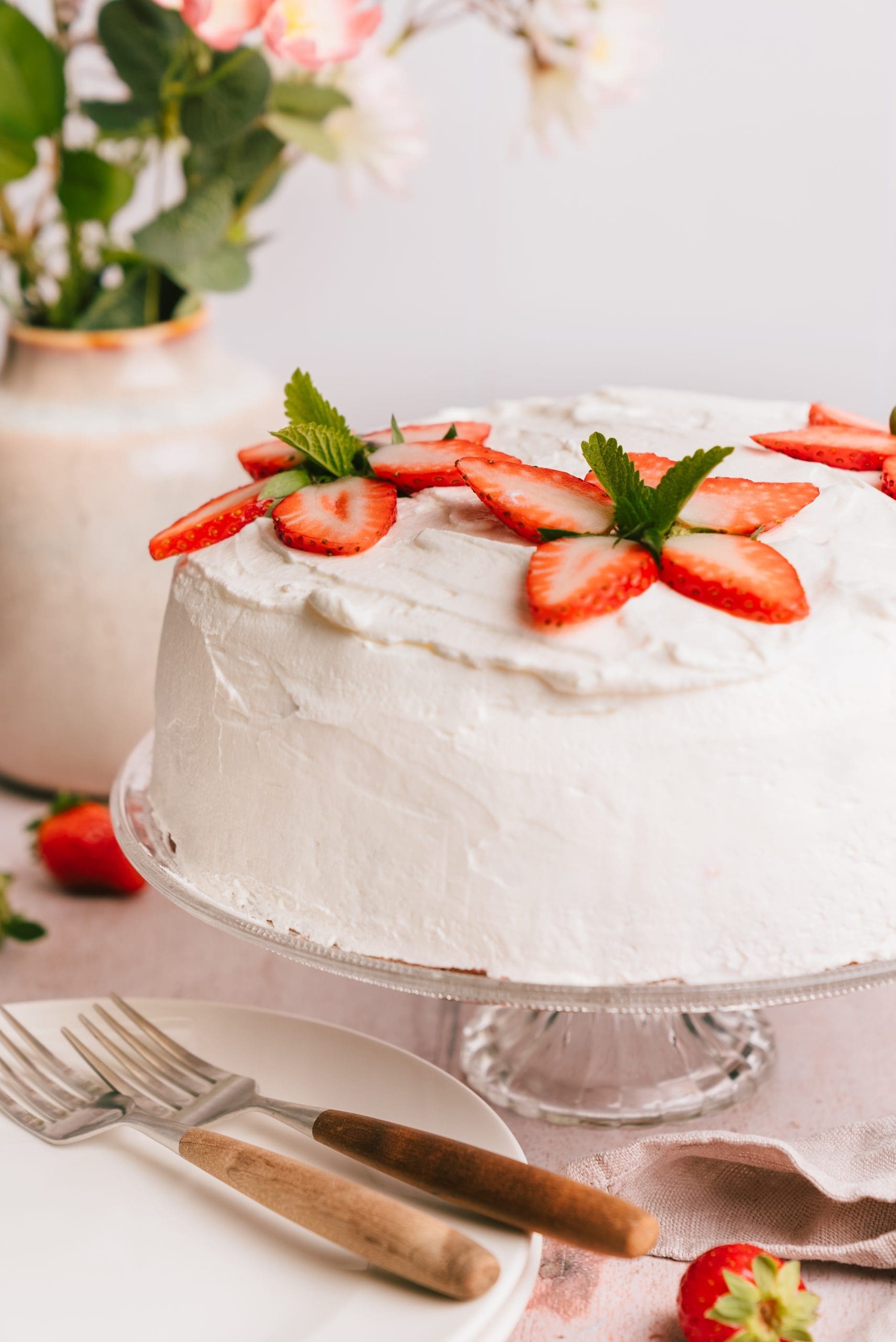 Rezept für eine Erdbeeer-Mohn-Torte. Mit einem Schokomürbe- und einem Mohnboden und viel Erdbeere und Joghurt-Sahne, unsere Erdbeertorte 2024.