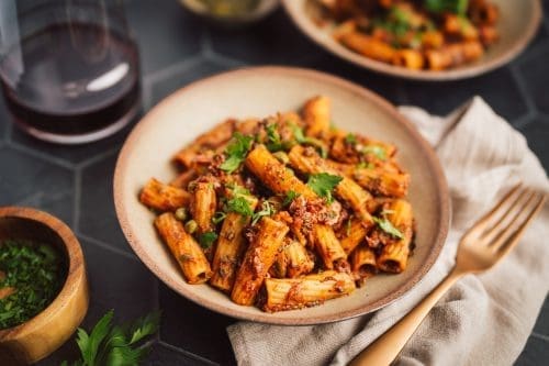 Pasta alla Puttanesca mit Thunfisch, Kapern und Oliven. Aromatische Tomatensauce mit Sardellen, schnell gekocht und richtig mediterran.