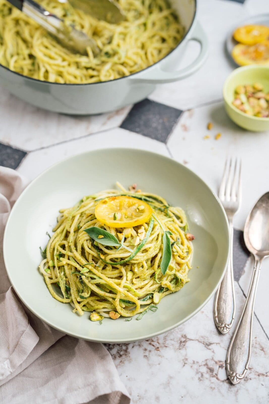 Rezept für Zitronen-Salbei-Pasta mit Pistazien-Pesto. Die perfekte Kombination für eine leckere und cremige Pasta. Fix und easy gemacht.