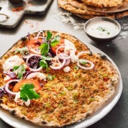 Lahmacun | Türkische Pizza selbst backen! 11 Rezept für Lahmacun. Gelernt vom Pide- und Lahmacun-Meister. Hier haben wir nun unser eigenes Rezept für euch. Ganz easy vorbereitet und im Pizzaofen gebacken.
