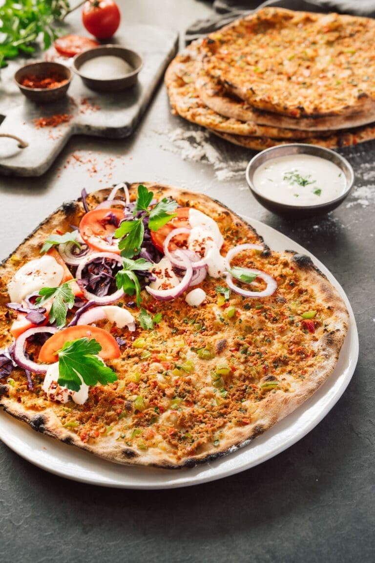 Rezept für Lahmacun. Gelernt vom Pide- und Lahmacun-Meister. Hier haben wir nun unser eigenes Rezept für euch. Ganz easy vorbereitet und im Pizzaofen gebacken.