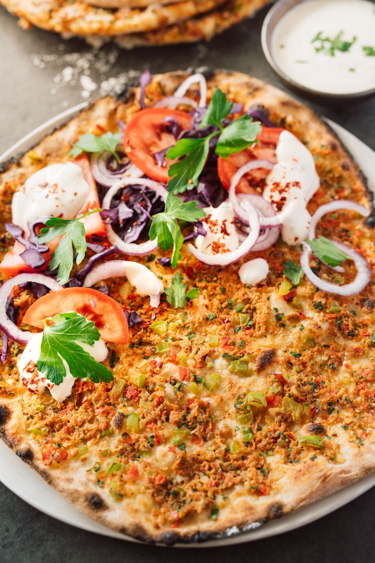 Rezept für Lahmacun. Gelernt vom Pide- und Lahmacun-Meister. Hier haben wir nun unser eigenes Rezept für euch. Ganz easy vorbereitet und im Pizzaofen gebacken.