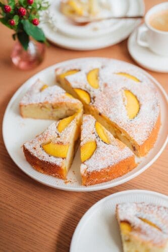 Saftiger Pfirsichkuchen mit Tonkabohne 3 Pfirsischkuchen 2 | Wir sind so froh, euch in diesem Jahr noch mit einem neuen Pfirsich-Rezept überraschen zu können. Saftiger Pfirsichkuchen mit Tonkabohne ist uns ganz spontan eingefallen. Eigentlich haben wir als Basis des Rührteiges einen alten Klassiker von Oma Lore eingesetzt und ein wenig verfeinert. Saurer Sahne und etwas Tonkabohne hat schon gereicht um Omas Rührkuchen noch saftiger mit dem besonderen Aroma zu machen. Lea war so lieb und hat mich videografisch bei der Umsetzung des Rezeptes und Sascha beim Shooting tatkräftig unterstützt. Habt ihr in dieser Pfirsich-Saison auch schon einen Kuchen mit dem leckeren Obst gebacken? Dann sollet ihr nun ganz fix ran.