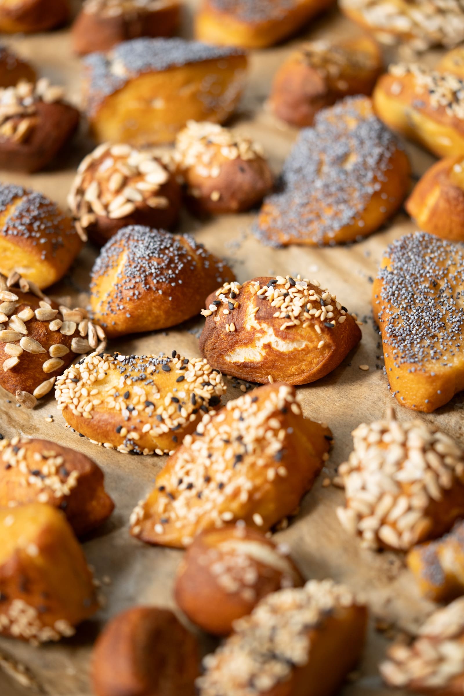 Rezept für Mini Laugengebäck. Perfekt als leckerer Snack für die nächste Party. Mit Topping ganz nach eurer Wahl.