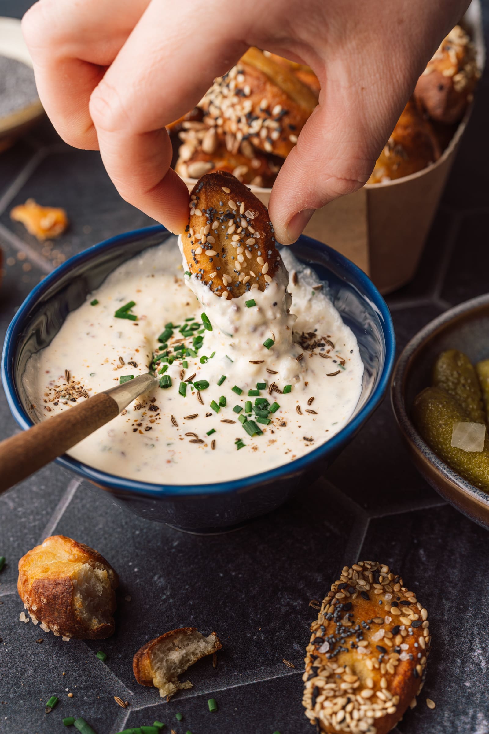 Rezept für Mini Laugengebäck. Perfekt als leckerer Snack für die nächste Party. Mit Topping ganz nach eurer Wahl.