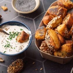 Mini Laugengebäck Rezept: Einfaches Laugenkonfekt im Miniformat für deine Party 6 Rezept für Mini Laugengebäck. Perfekt als leckerer Snack für die nächste Party. Mit Topping ganz nach eurer Wahl.