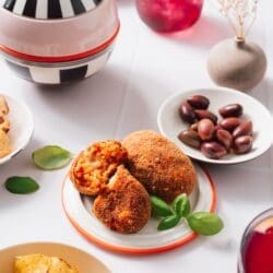 Suppli Rezept - So macht ihr die besten römischen Streetfood-Klassiker! 18 Rezept für Suppli. Die Reisbällchen kennen wir von unserem ersten Besuch in Rom und sind begeistert von dem Streetfood-Klassiker zum Aperitivo.