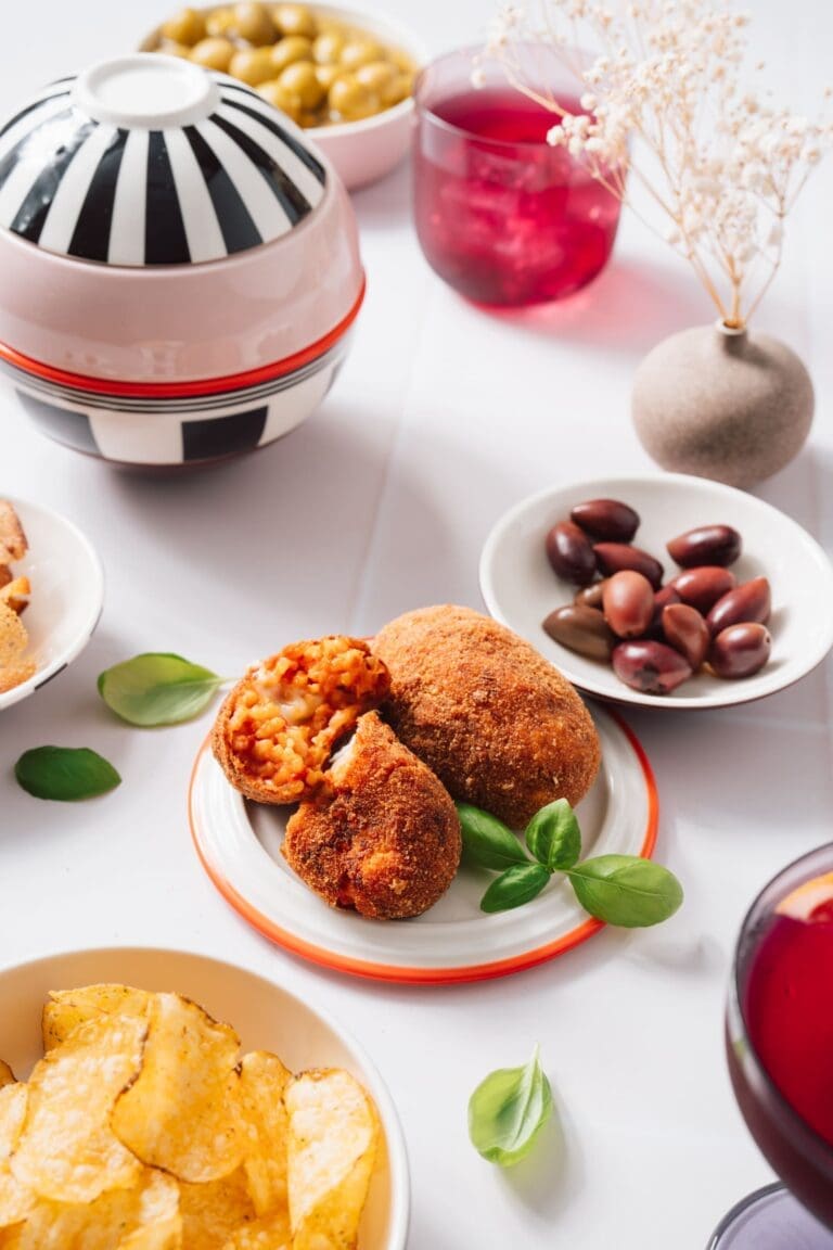Rezept für Suppli. Die Reisbällchen kennen wir von unserem ersten Besuch in Rom und sind begeistert von dem Streetfood-Klassiker zum Aperitivo.