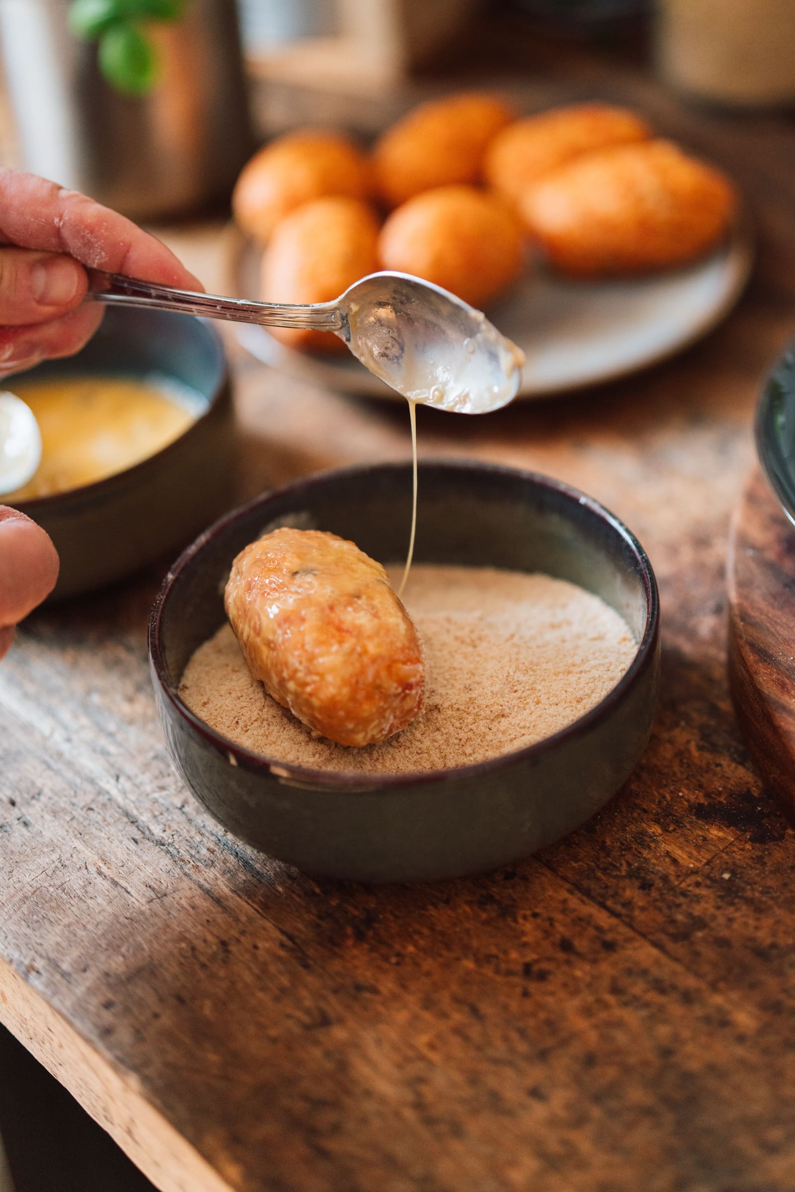 Rezept für Suppli. Die Reisbällchen kennen wir von unserem ersten Besuch in Rom und sind begeistert von dem Streetfood-Klassiker zum Aperitivo.