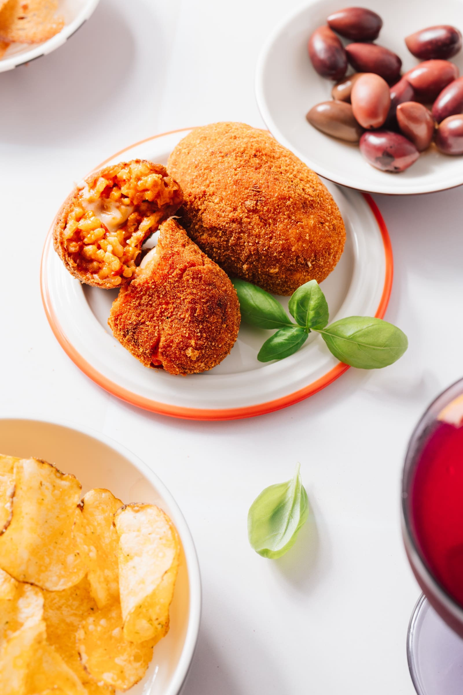 Rezept für Suppli. Die Reisbällchen kennen wir von unserem ersten Besuch in Rom und sind begeistert von dem Streetfood-Klassiker zum Aperitivo.