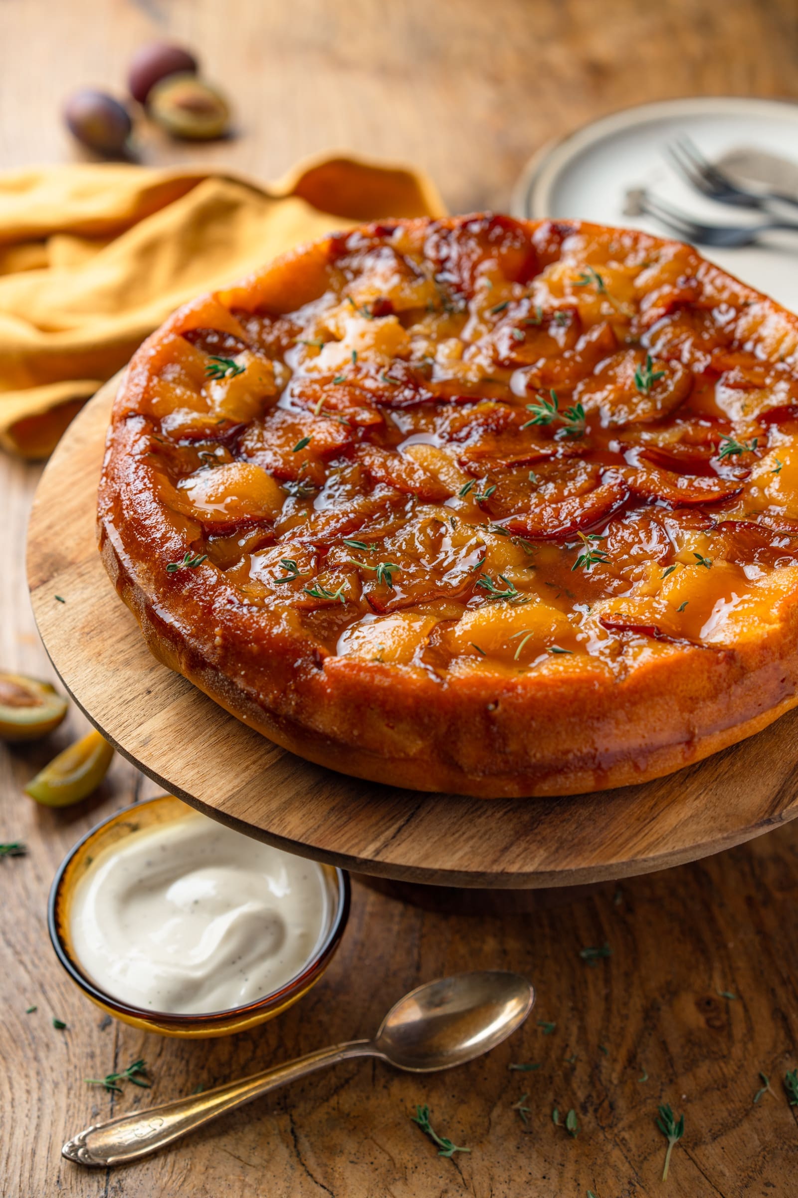 Rezept für Upside-Down Pflaumenkuchen. Unseren Kuchen haben wir der Tarte Tatin abgeschaut, die eigentlich mit Äpfeln gebacken wird. Lecker!