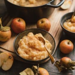 Oma Lores Apfelkompott | Einfaches Herbstrezept fürs ganze Jahr 7 Rezept für Oma Lores Apfelkompott. Unser Familienrezept. Fix und easy gemacht und noch schneller gegessen. Perfekt auch zum Haltbarmachen.