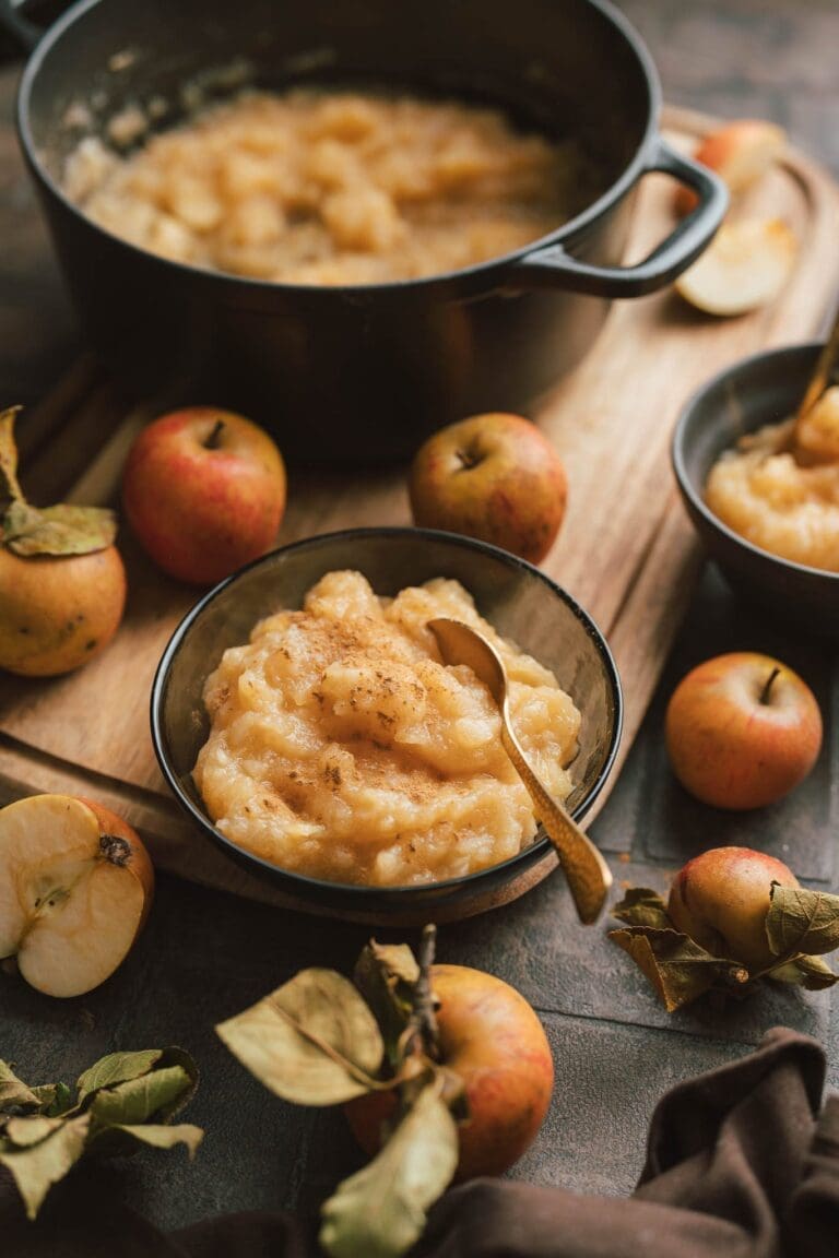 Rezept für Oma Lores Apfelkompott. Unser Familienrezept. Fix und easy gemacht und noch schneller gegessen. Perfekt auch zum Haltbarmachen.