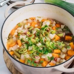 Gemüsesuppe Rezept – Oma Lores „Quer durch den Garten“ 24 Rezept für Oma Lores Gemüsesuppe. Quer durch den Garten. Alle Zutaten darin, die Oma frisch geerntet hatte. Wir kaufen frisch auf dem Markt ...