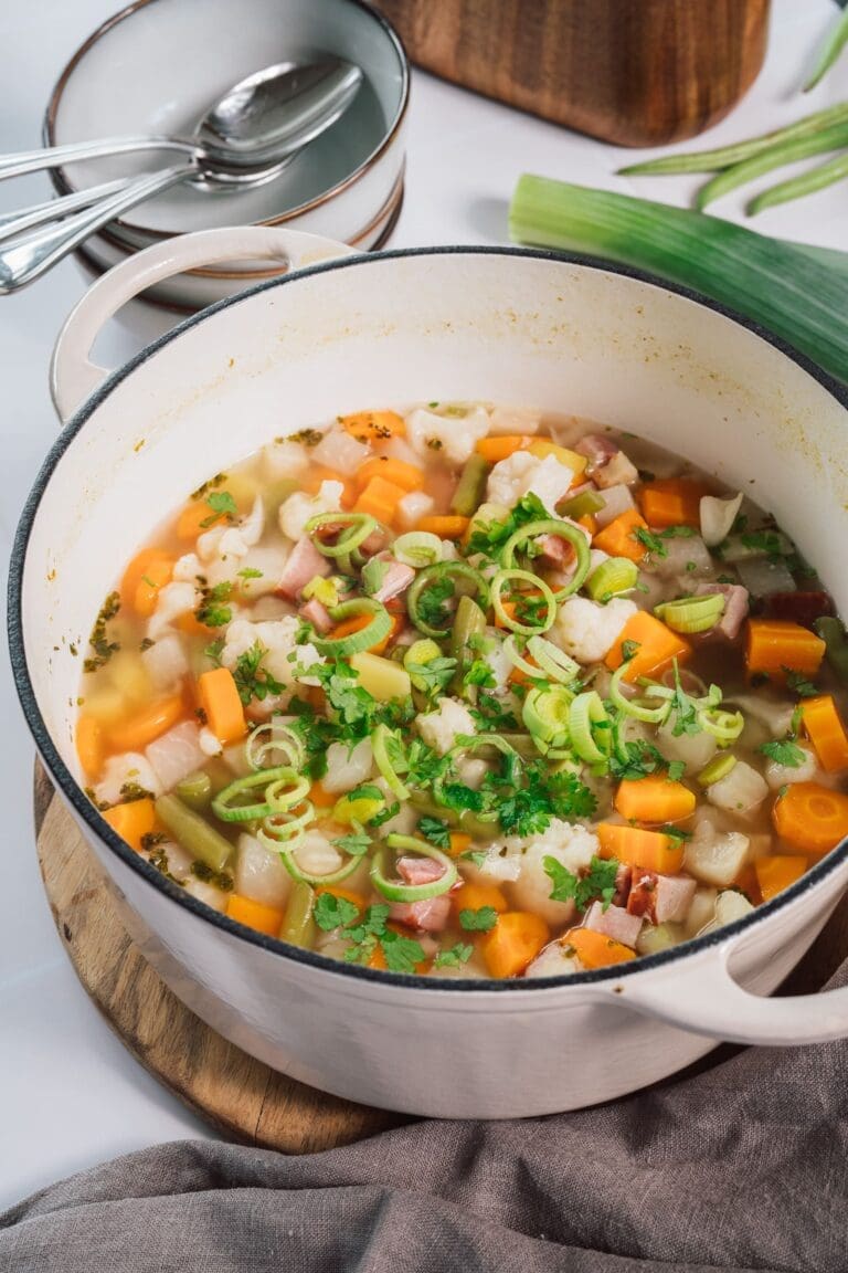 Rezept für Oma Lores Gemüsesuppe. Quer durch den Garten. Alle Zutaten darin, die Oma frisch geerntet hatte. Wir kaufen frisch auf dem Markt ...