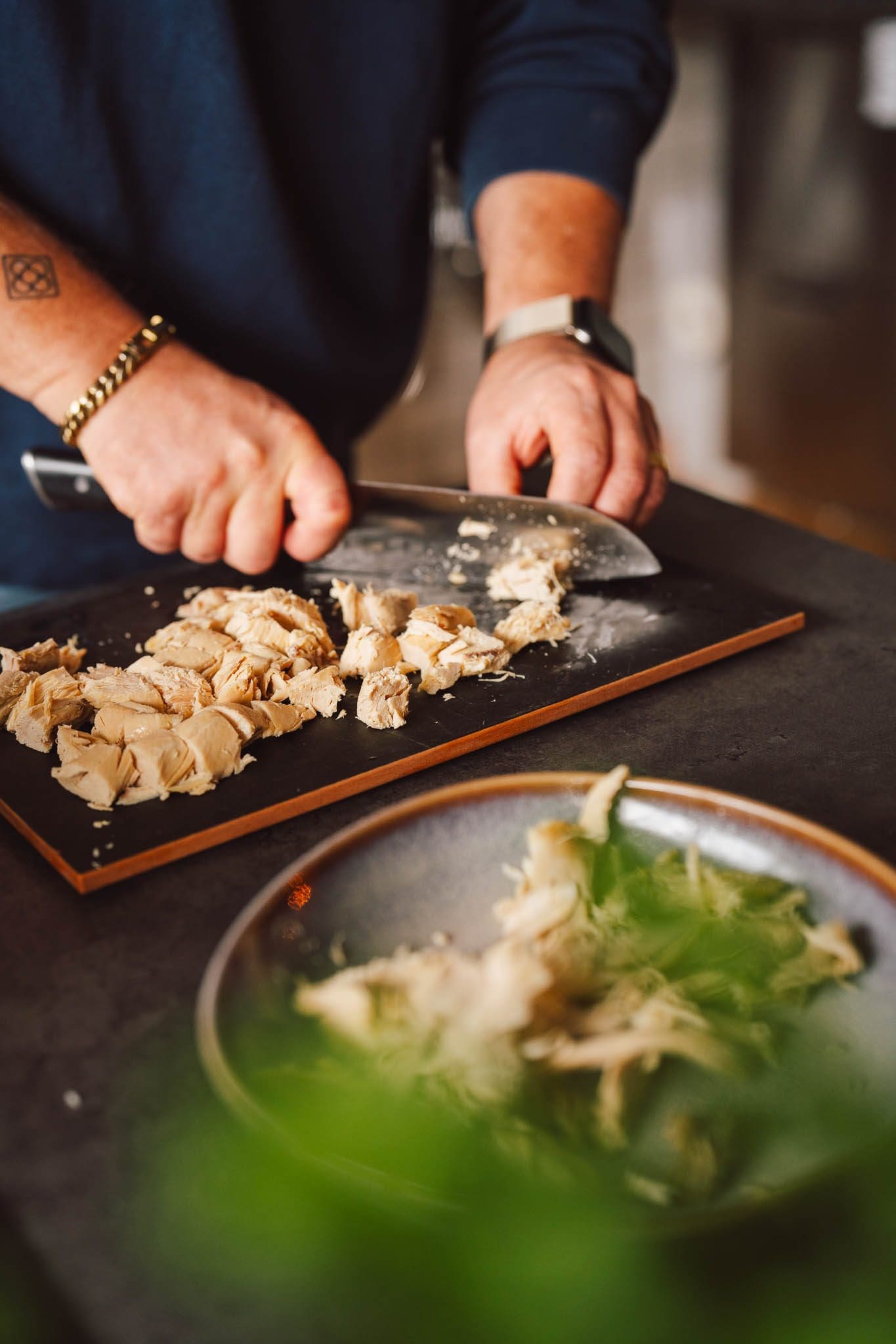 Huehnerfrikassee 2 | Mögt ihr Hühnerfrikassee? Oder seid ihr eher der Meinung, dass Hühnerfrikassee nicht besonders schick aussieht und ihr es deshalb gar nicht braucht? Bei uns war das immer schön aufgeteilt. Bei Sascha zu Hause gab es nie Hühnerfrikassee – dafür aber bei Oma Lore! Jedes Mal, wenn sie eine Hühnersuppe gekocht hatte, gab es ein paar Tage später ihr klassisches Hühnerfrikassee. Eine perfekte Resteverwertung und richtig lecker! Schick oder nicht schick – ich habe Oma Lores Hühnerfrikassee geliebt. Deshalb haben wir ihren Klassiker jetzt endlich auch hier auf den Blog gebracht.