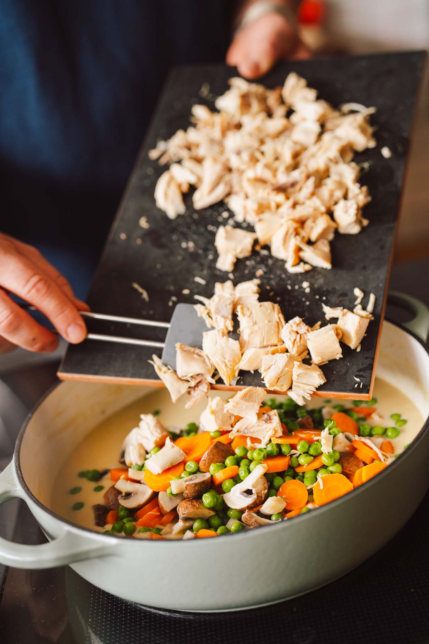 Huehnerfrikassee 4 | Mögt ihr Hühnerfrikassee? Oder seid ihr eher der Meinung, dass Hühnerfrikassee nicht besonders schick aussieht und ihr es deshalb gar nicht braucht? Bei uns war das immer schön aufgeteilt. Bei Sascha zu Hause gab es nie Hühnerfrikassee – dafür aber bei Oma Lore! Jedes Mal, wenn sie eine Hühnersuppe gekocht hatte, gab es ein paar Tage später ihr klassisches Hühnerfrikassee. Eine perfekte Resteverwertung und richtig lecker! Schick oder nicht schick – ich habe Oma Lores Hühnerfrikassee geliebt. Deshalb haben wir ihren Klassiker jetzt endlich auch hier auf den Blog gebracht.
